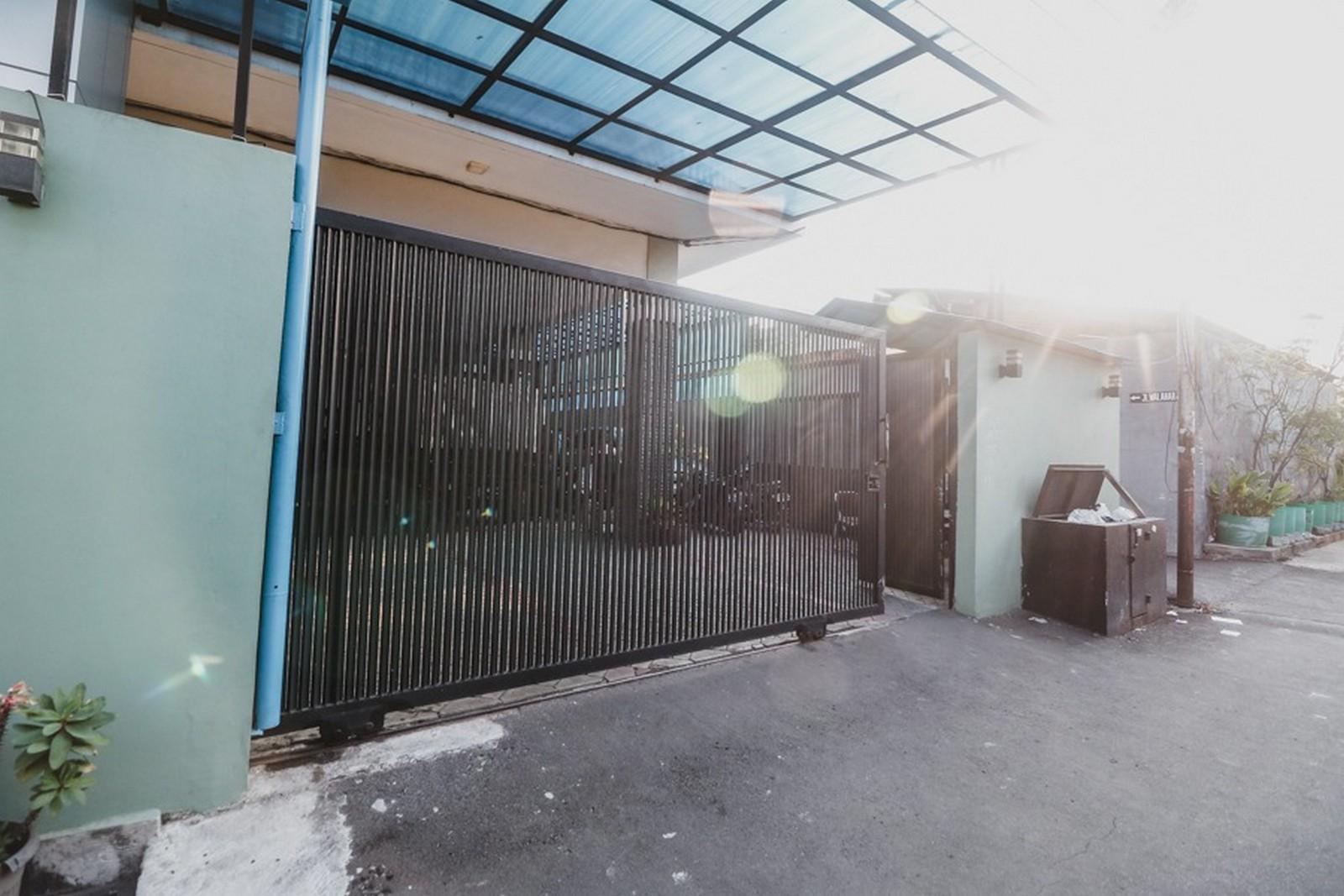 Reddoorz Plus Near Semanggi Jakarta Exterior photo
